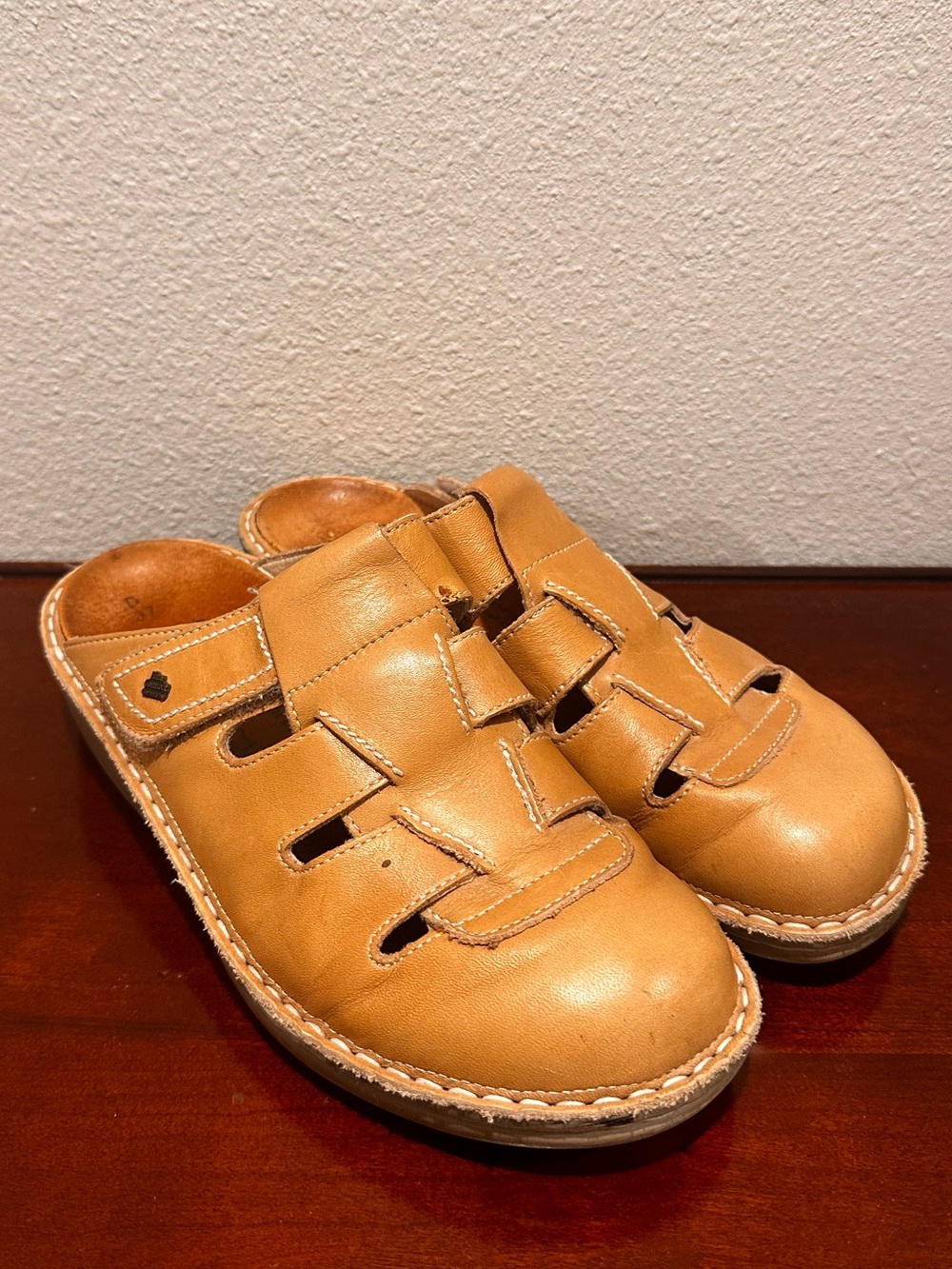 Finn comfort Java vented clog mules